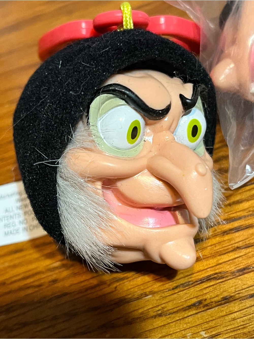 VTG evil queen Disney hag ring clip toy McDonald’s 2001 Snow White set of 2